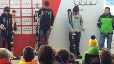 Ramon Barrufet recollint el trofeu de campió d'Espanya d'esquí alpí