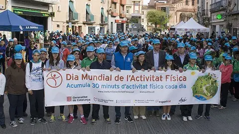 Marc Solsona i Ivan Tivau encapçalen la caminada del Dia Mundial de l'Activitat Física.