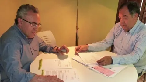 L'alcalde i el regidor revisant el pagament a proveïdors de les Borges2