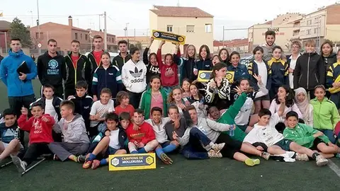 Els participants en el Tercer Torneig de Futbol Escolar Cruyff Court de Mollerussa.