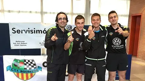 Ricard Gómez, Guillem Solé i Eric Calderó, i el preparador Àlex Carrera del CTT Mollerussa.