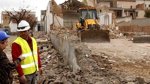 La tinent d'alcaldia Montse Coma visita les obres del nou consultori d'Ivars d'Urgell.