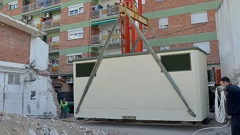 Instal·lació del mòdul de la nova estació elèctrica al solar del bar de les piscines.