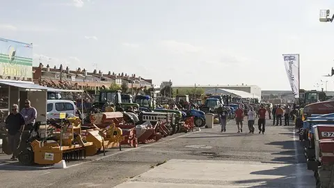 El recinte exterior acull la mostra de maquinària agrícola i industrial usada.