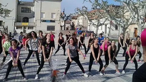 Àlex Sànchez condueix l&#39;activitat física amb el taller de Zumba.