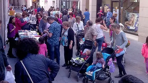 El bon temps motiva la participació en la Diada de Sant Jordi.