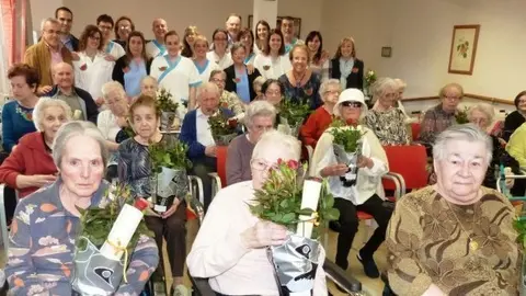 Visita a la residència d'avis - Sant Jordi 2015 (23-04-2015)