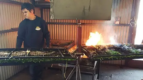 Rebost de Ponent, preparant els calçots per coure.