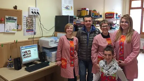 Melcior Claramunt lliura l'equip informàtic a les responsables de la Llar El Patufet.
