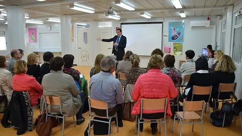 L&#39;alcalde Marc Solsona en la xerrada a l&#39;escola Les Arrels de Mollerussa.
