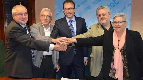 Ll.Puig, V.Sallés, M.Solsona, J.Rucabado i M.París signen el protocol.