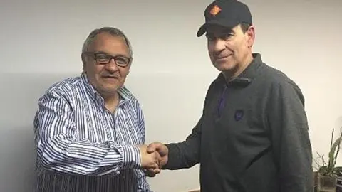 L'alcalde Joan Miquel Simó i Gerard Aubach acordant la compra de la col·lecció.
