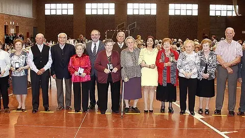 Reñé i Meseguer amb els avis que van rebre el reconeixement.