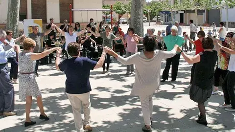 Ballada de sardanes en el marc de la Festa del Roser del Poal.
