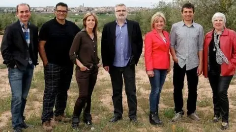 Foto 7 primers candidats en un camp d'oliveres