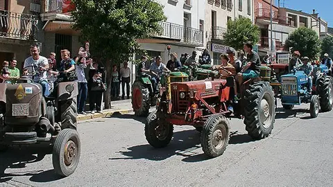 La mostra de tractors d'època en la Fira de la Camamilla de Linyola.