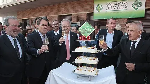 Artur Mas, Joan Reñé, Ramon Maria Guiu i Josep Coll apaguen les espelmes.