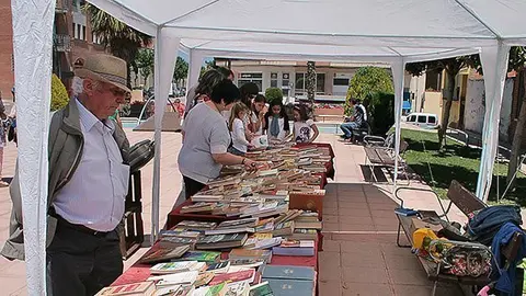 Primer Mercat d'intercanvi de llibres Miralcamp Activa't.