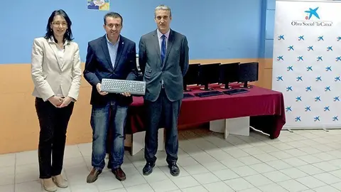 Melcior Claramunt amb els responsables de l'Obra Social la Caixa.