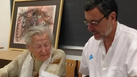 Edith Schaar amb el director de l’IRBLleida en l'acte de cesió dels 100 quadres2