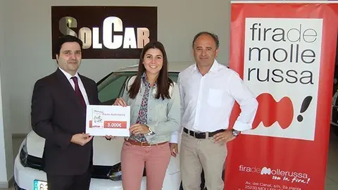 Poldo Segarra lliura el premi de 3.000 euros.