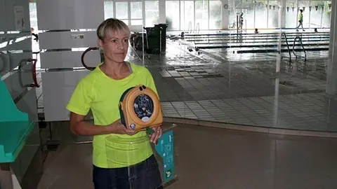 Desfibril·lador instal·lat en la piscina coberta