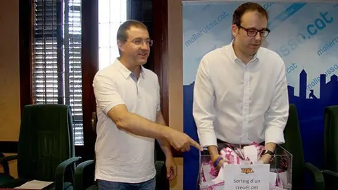 Català i Solsona extreuen les butlletes del sorteig.