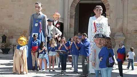 La colla Gegantera i Grallera de Juneda al cercavila de Festa Major