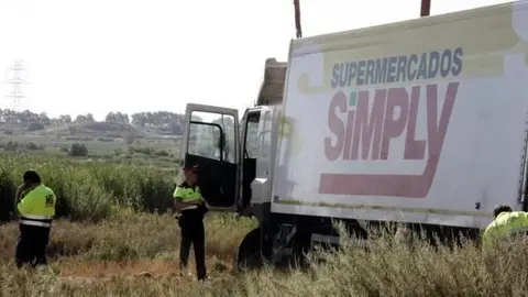 Els Mossos d'Esquadra revisen el camió accidentatT