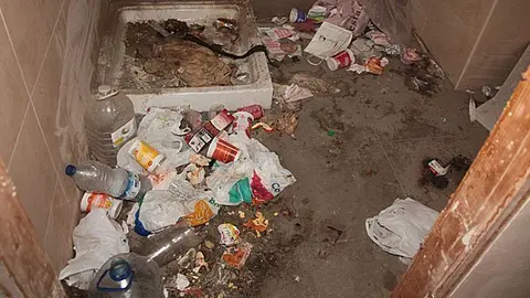 Acumulació de brossa en un edifici del carrer Montsec.