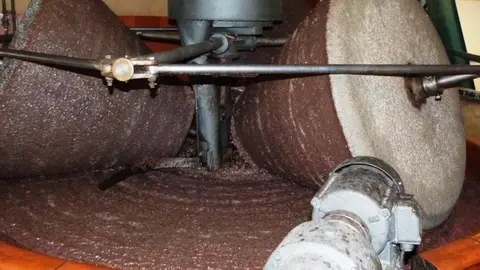 El molí de l'Albagés de Clos Pons, molturant les olives criogenitzades.