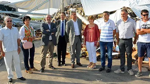 Representants d'institucions en la seva visita a la zona afectada