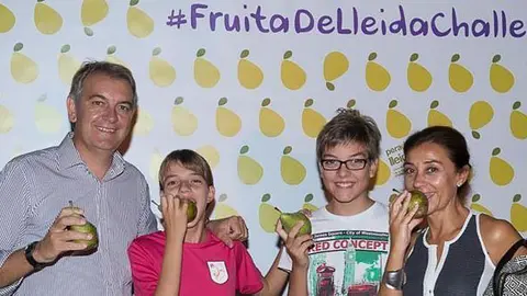 Família participant en la campanya de difusió del consum de fruita dolça