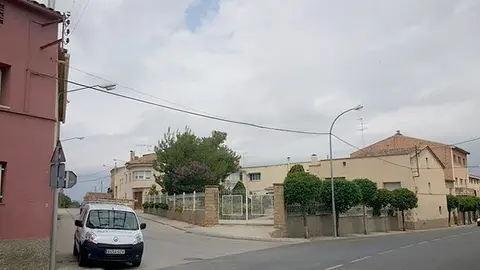 El cablejat de la xarxa dificulta la circulació de vehicles agrícoles.