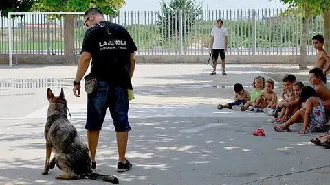 El tècnic de l'empresa de La Jungla de Bellpuig va realitzar  demostracions amb gossos
