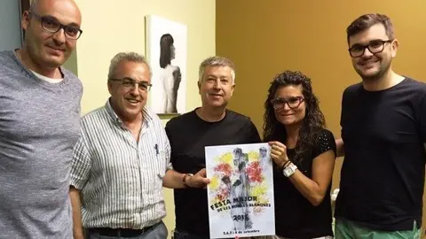 El jurat amb l'obra guanyadorà  del concurs de cartells de Festa Major 2015 de les BorgesT