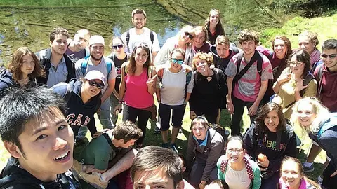 Els joves col·laboren en la neteja i millora dels camins del territori