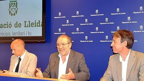 Joan Reñé i Juli Alegre presenten l'estudi de l'impacte turístic.