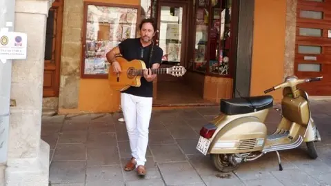 Luis Manuel Ruiz, actuant a la Plaça porxada de les Borges