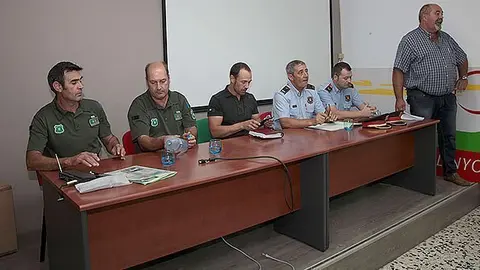 Agents Rurals, l'alcalde i Mosoos d'Esquadra en la reunió a Linyola