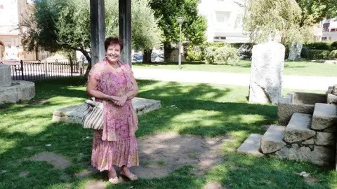 Anna Rufié davant de la premsa d'oli del Parc del Terrall