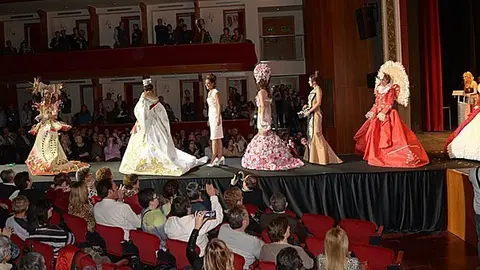 El Concurs de Vestits de Paper celebra enguany les bodes d'or
