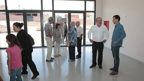 Els veïns visiten l'espai que ocuparà el Centre de dia de Fondarella.