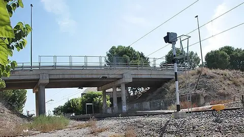 El pont sobre la via del tren, lloc pel qual creuen la via els golmesencs.