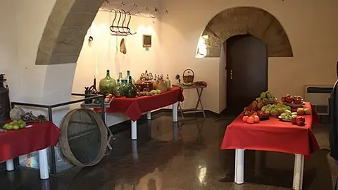 Exposicio de varietats de poma en el baixos del Castell del Templers de Barbens.