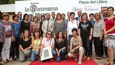 Foto de grup amb els representants de la Biblioteca Comarcal Jaume Vila de Mollerussa