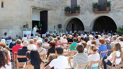 Els actes es van iniciar amb una missa a l'exterior del santuari