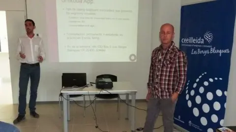 Ricard Rico (esq) i Ivan Uroz (dreta) durant la presentació de Shikoba al CEI les Borges