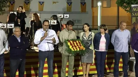 L'alcalde Antoni Villas, fent la lectura del manifest de l'11 de setembre a Juneda