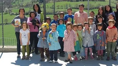 Imatge de la presentació del conte "La Clàudia i el seu casc de bombera" a l'escola Ridolaina.